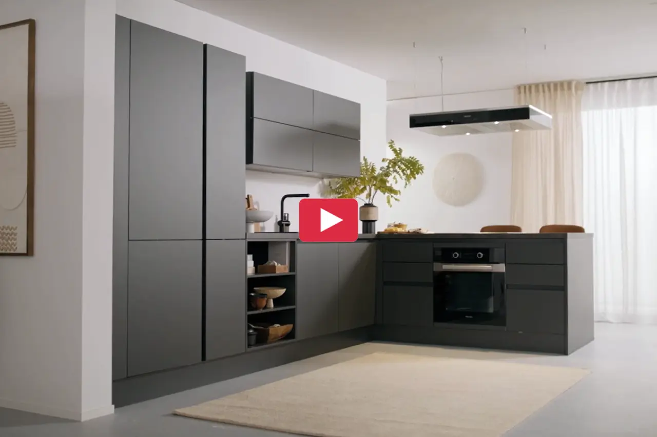 Moderne Einbauküche in Anthrazit mit Kücheninsel, Backofen und offenen Regalen. Mattgraue Küchenfronten mit eleganter Dunstabzugshaube und viel Stauraum für stilvolles Wohnen und hochwertige Küchenplanung.